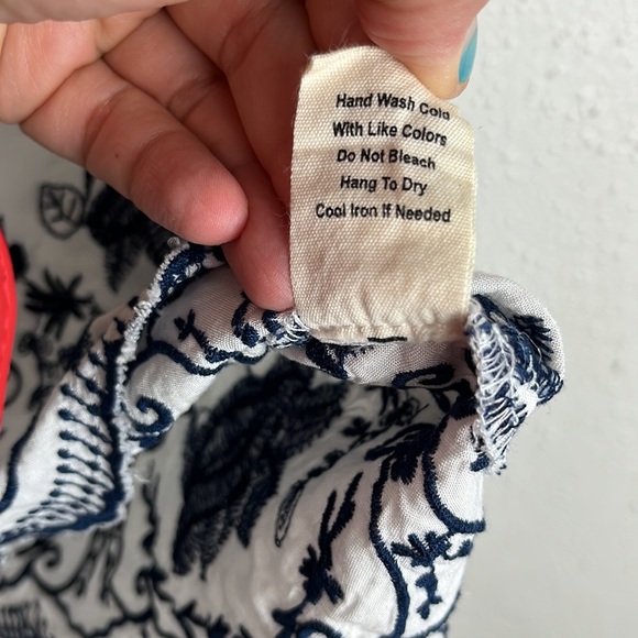 Sweet wanderer embroidered top size S scalloped cap sleeves tie front - Picture 7 of 7